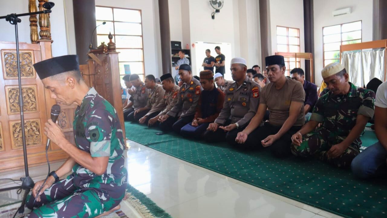 Sinergitas TNI-Polri di Jeneponto Tetap Terjalin, Dandim 1425 Jadi Imam Shalat Berjamaah