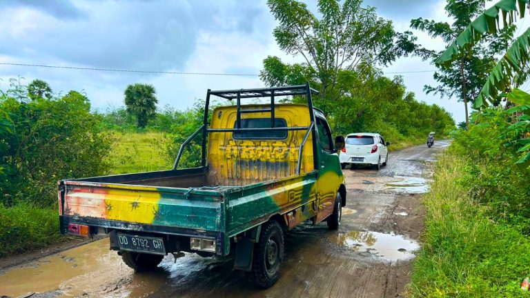 Waduh! Warga Keluhkan Jalan Rusak Parah yang Sering Dilewati Sekda Jeneponto 5 Warga Keluhkan Jalan Rusak Parah yang Sering Dilewati Sekda Jeneponto