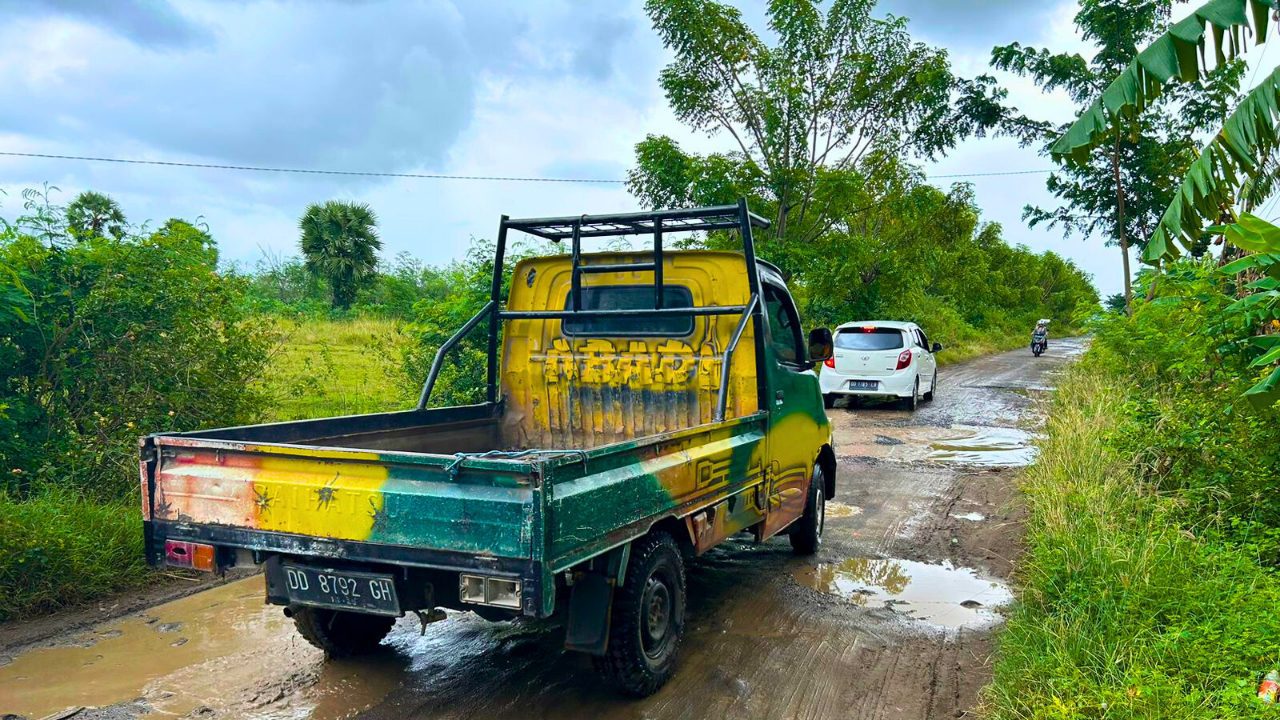 Warga Keluhkan Jalan Rusak Parah yang Sering Dilewati Sekda Jeneponto