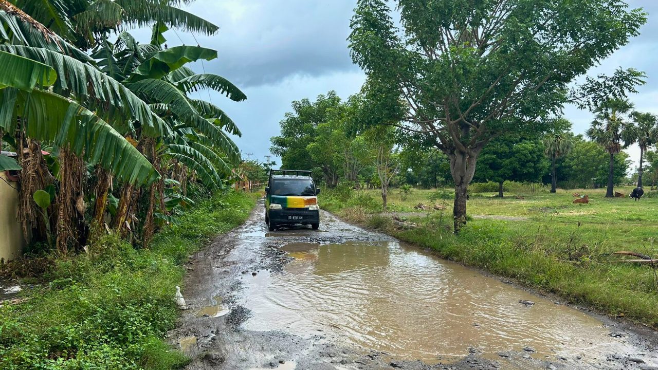 Waduh! Warga Keluhkan Jalan Rusak Parah yang Sering Dilewati Sekda Jeneponto 2 Warga Keluhkan Jalan Rusak Parah yang Sering Dilewati Sekda Jeneponto