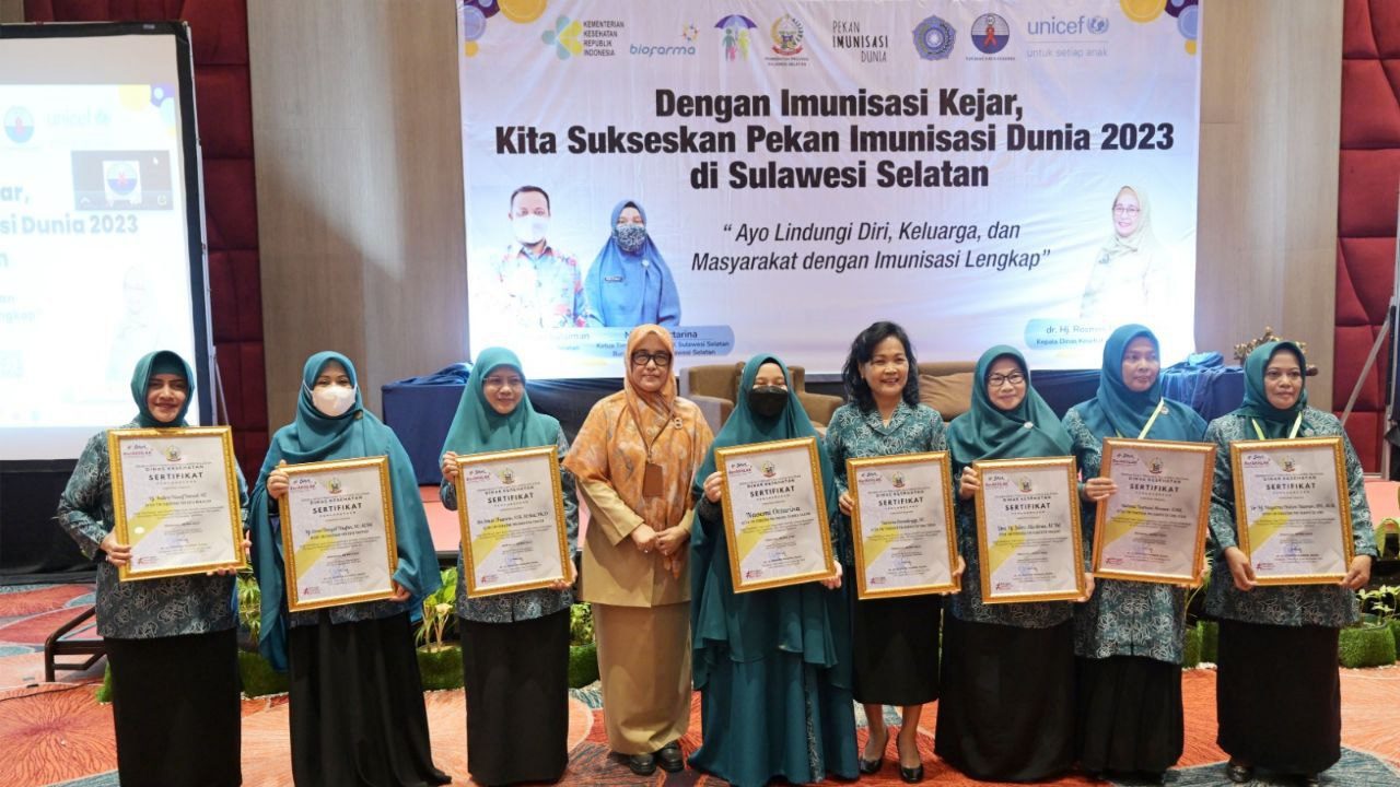 Ketua PKK Sulsel Serahkan Penghargaan ke Indira Yusuf Ismail Atas Dedikasi Pencegahan & Pengendalian Penyakit