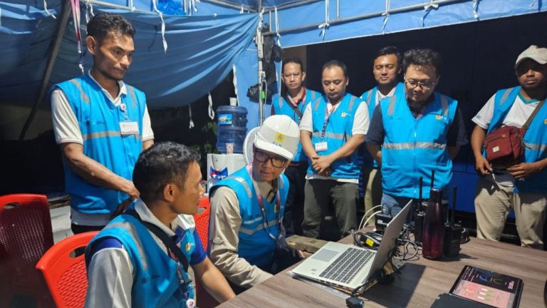 Dirut PLN Spontan Datangi Pos Siaga Kelistrikan di Lokasi-lokasi Penting KTT ASEAN 3 Dirut PLN Spontan Datangi Pos Siaga Kelistrikan di Lokasi-lokasi Penting KTT ASEAN