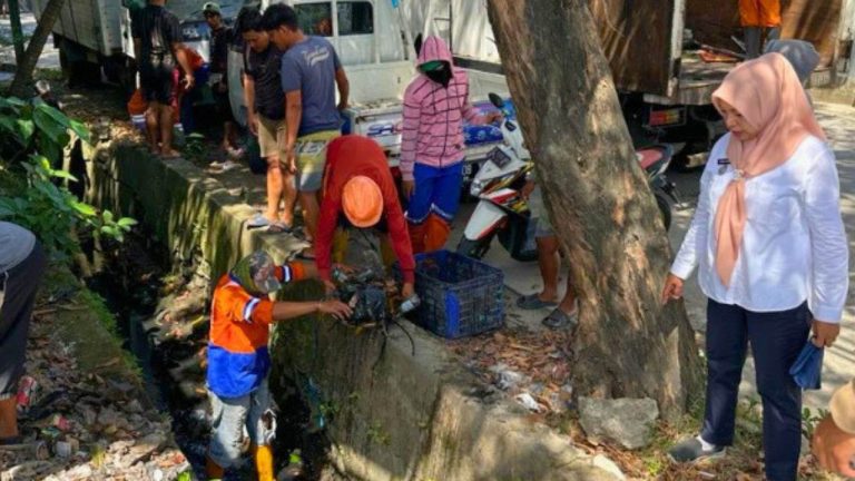 Pantau Satgas Drainase, Camat Wajo Imbau Warga Pentingnya Jaga Kebersihan Lingkungan 8 Pantau Satgas Drainase, Camat Wajo Imbau Warga Pentingnya Jaga Kebersihan Lingkungan