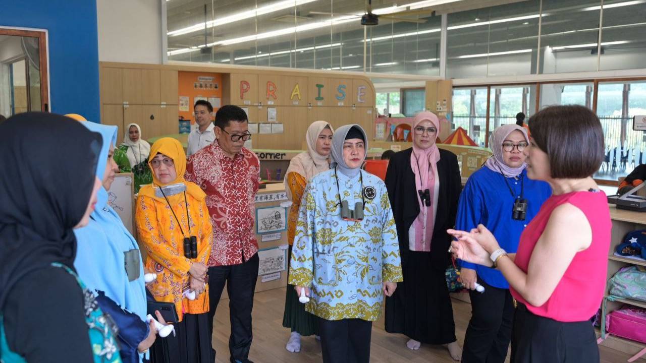 Bunda PAUD Makassar Studi Banding Bersama 32 Kepsek di Singapura