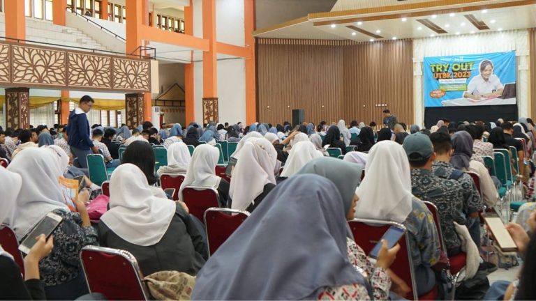 Diikuti Ratusan Peserta, Telkomsel Sukses Gelar Try Out UTBK di Makassar dan Banjarmasin 4 Diikuti Ratusan Peserta, Telkomsel Sukses Gelar Try Out UTBK di Makassar dan Banjarmasin