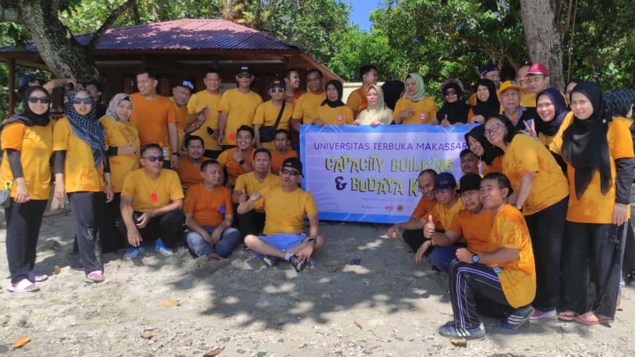 Kampus Negeri UT Makassar Berwisata ke Pulau Dutungan, Menguatkan Silaturahim dan Semangat Maju