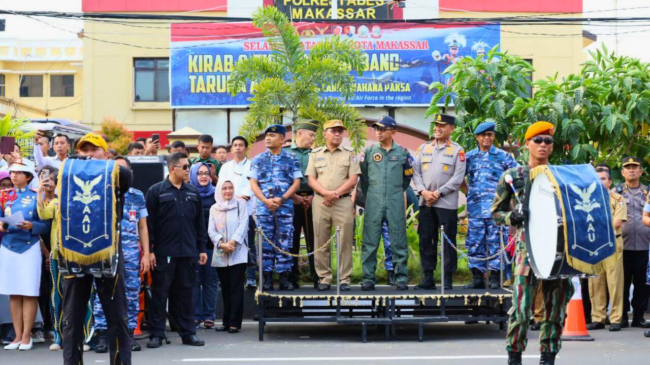 Latihan CWP di Makassar, Danny Pomanto Saksikan Kirab dan Display Drumband Taruna AAU