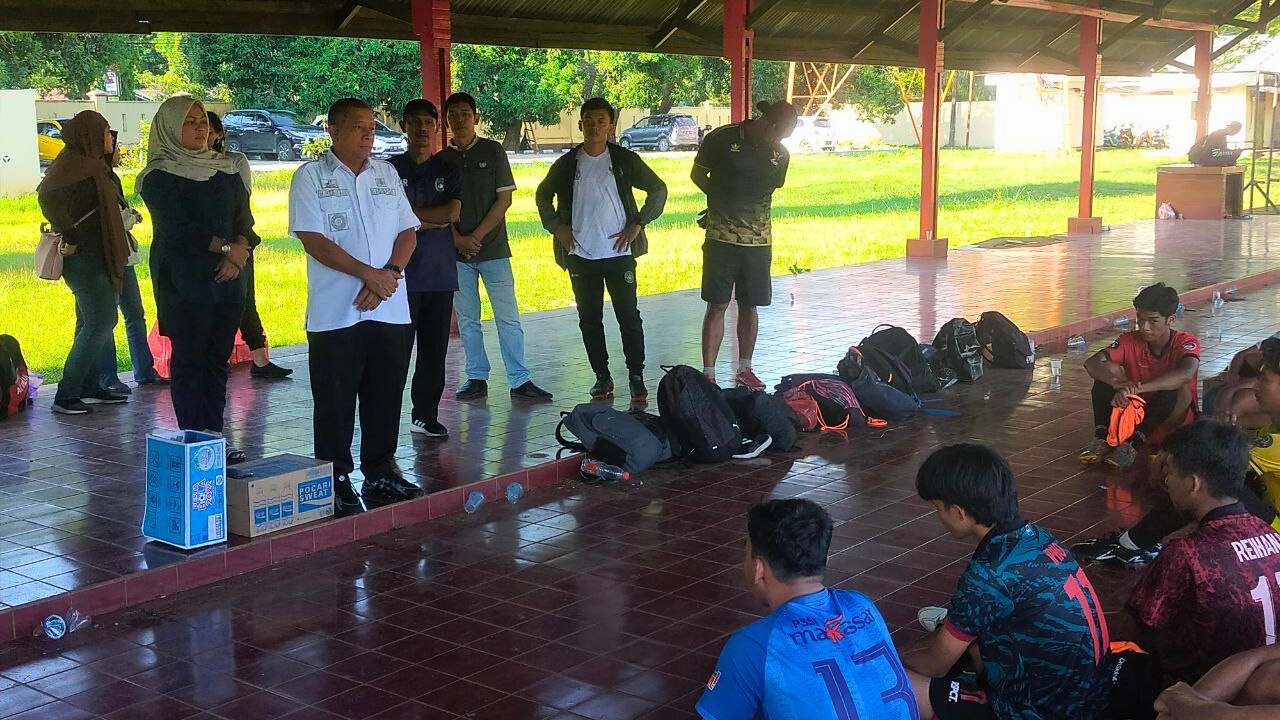 Kadispora Sulsel Semangati Atlet Sepak Bola yang akan Bertanding di Pra PON 2023 3 Kadispora Sulsel Semangati Atlet Sepak Bola yang akan Bertanding di Pra PON 2023