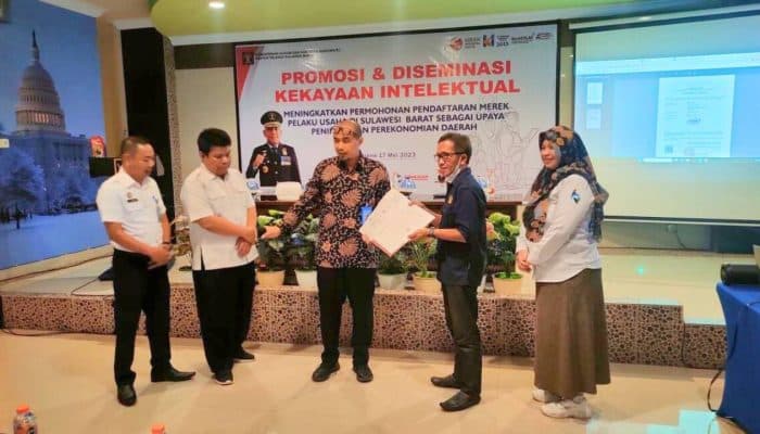 Naik Kelas, 30 UMKM Binaan PLN di Sulbar Terima Sertifikat HKI