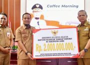 Gubernur Andi Sudirman Serahkan Bantuan Rp2 M untuk Tanggap Darurat Banjir di Luwu