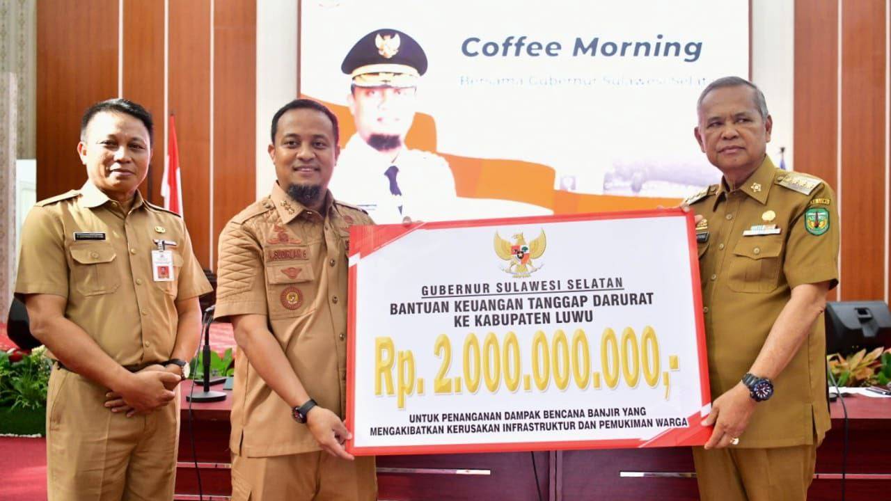 Gubernur Andi Sudirman Serahkan Bantuan Rp2 M untuk Tanggap Darurat Banjir di Luwu
