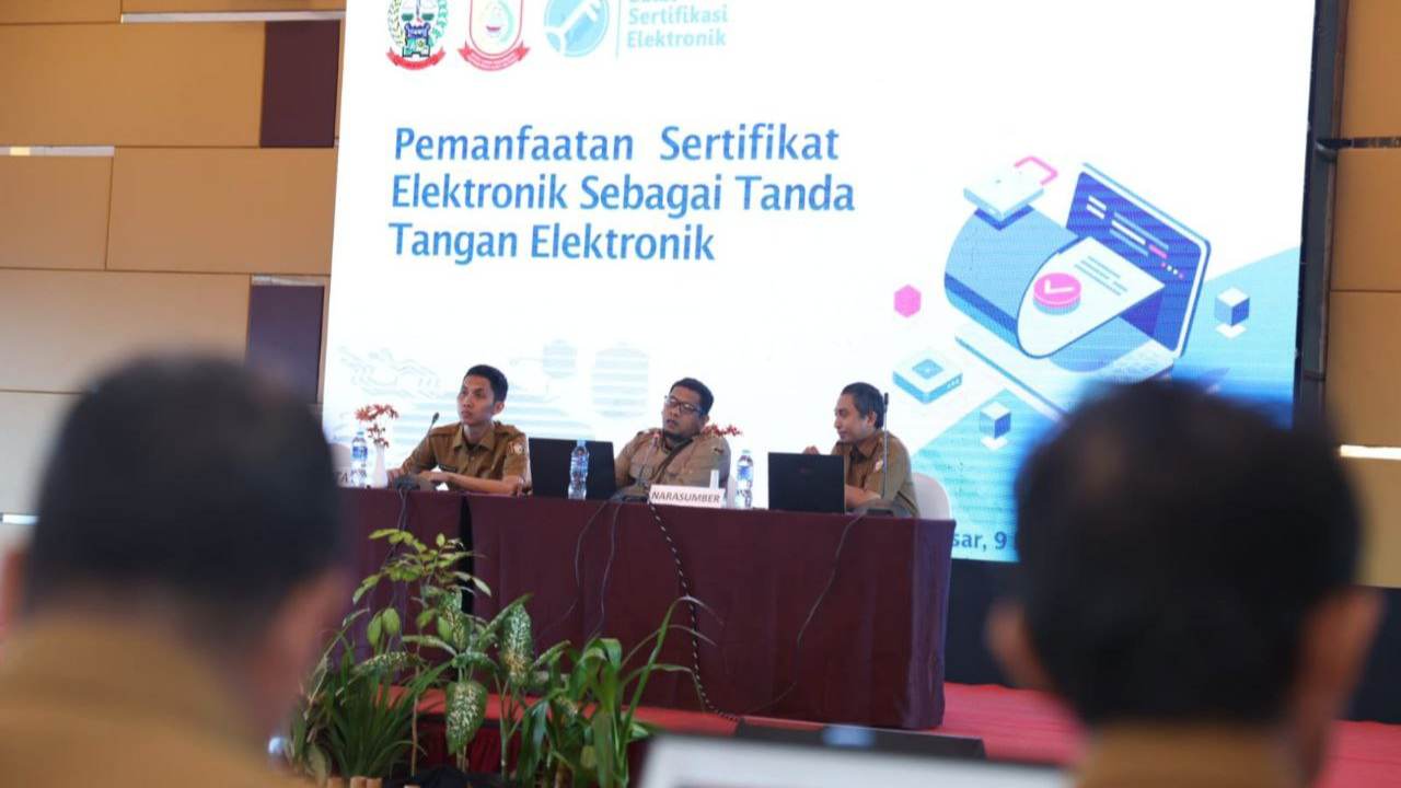 Buka Bimtek Penggunaan TTE, Sekda Makassar Sebut Implementasi Makassar Smart City 2 Buka Bimtek Penggunaan TTE, Sekda Makassar Sebut Implementasi Makassar Smart City