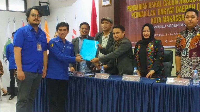 PAN Makassar Resmi Daftar Bakal Caleg di KPU 4 PAN Makassar Resmi Daftar Bakal Caleg di KPU