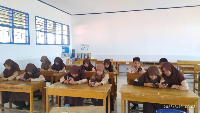 Zenius & Pemkot Makassar Jalin Kerja Sama Tingkatkan Mutu Pendidikan 7 Pelaksanaan TO AKM di SMPN 41 Satap Batu Putih