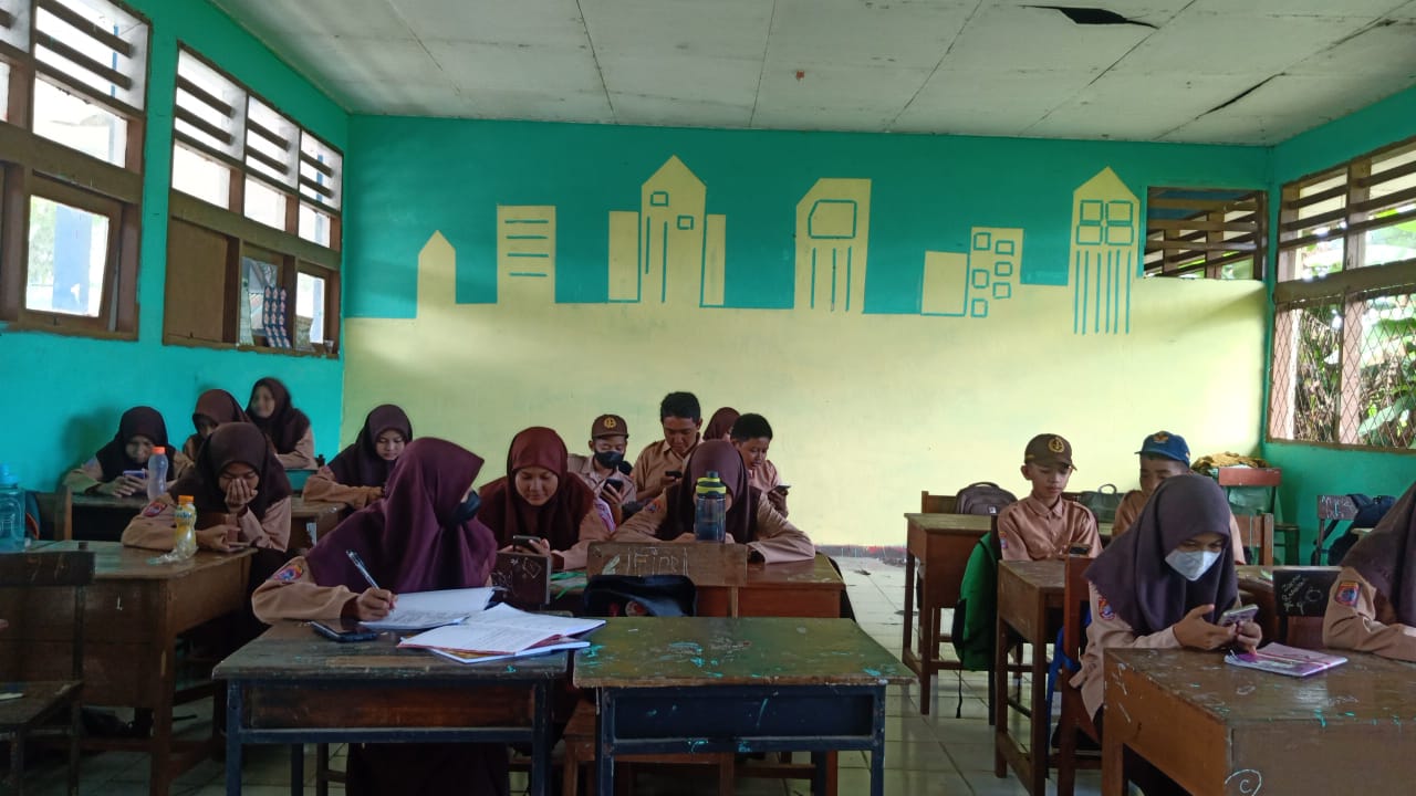 Zenius & Pemkot Makassar Jalin Kerja Sama Tingkatkan Mutu Pendidikan 2 Pelaksanaan TO AKM di SMPN 16 Makassar