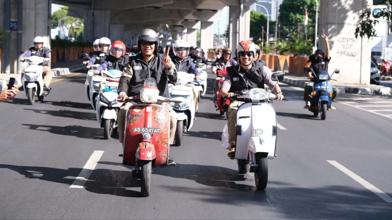 Asiknya Keliling Pakai Motor Listrik, Anti Asap dan Hemat! 2 Asiknya Keliling Pakai Motor Listrik, Anti Asap dan Hemat!