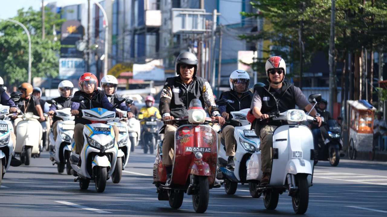 Asiknya Keliling Pakai Motor Listrik, Anti Asap dan Hemat!