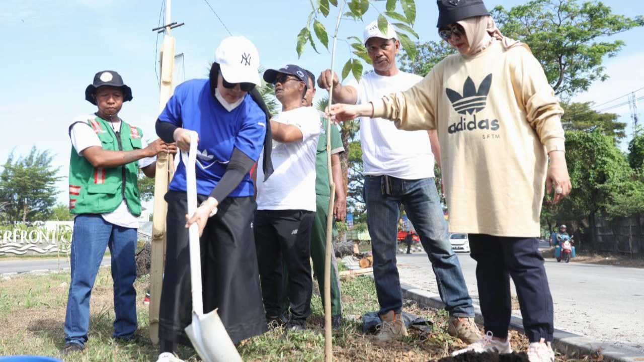 Serius Tangani Kebersihan, Fatmawati Rusdi Pimpin Jumat Bersih
