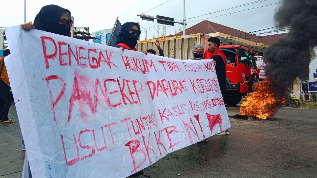 Sandera 3 Mobil di Jalan, Massa Aksi Sebut Pangkep Darurat Korupsi 2 Sandra 3 Mobil di Jalan, Massa Aksi Sebut Pangkep Darurat Korupsi