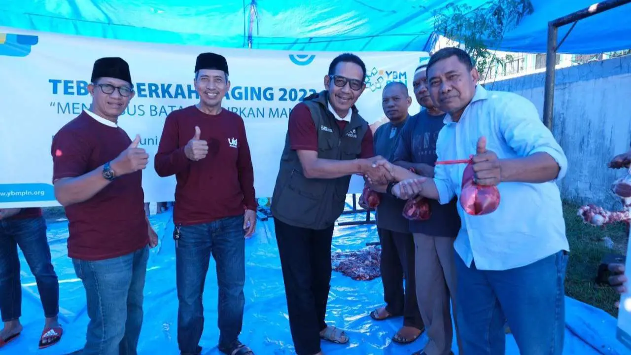 Idul Adha 1444 H: YBM PLN UID Sulselrabar Tebar 1800 Bingkisan Berkah Daging Kurban