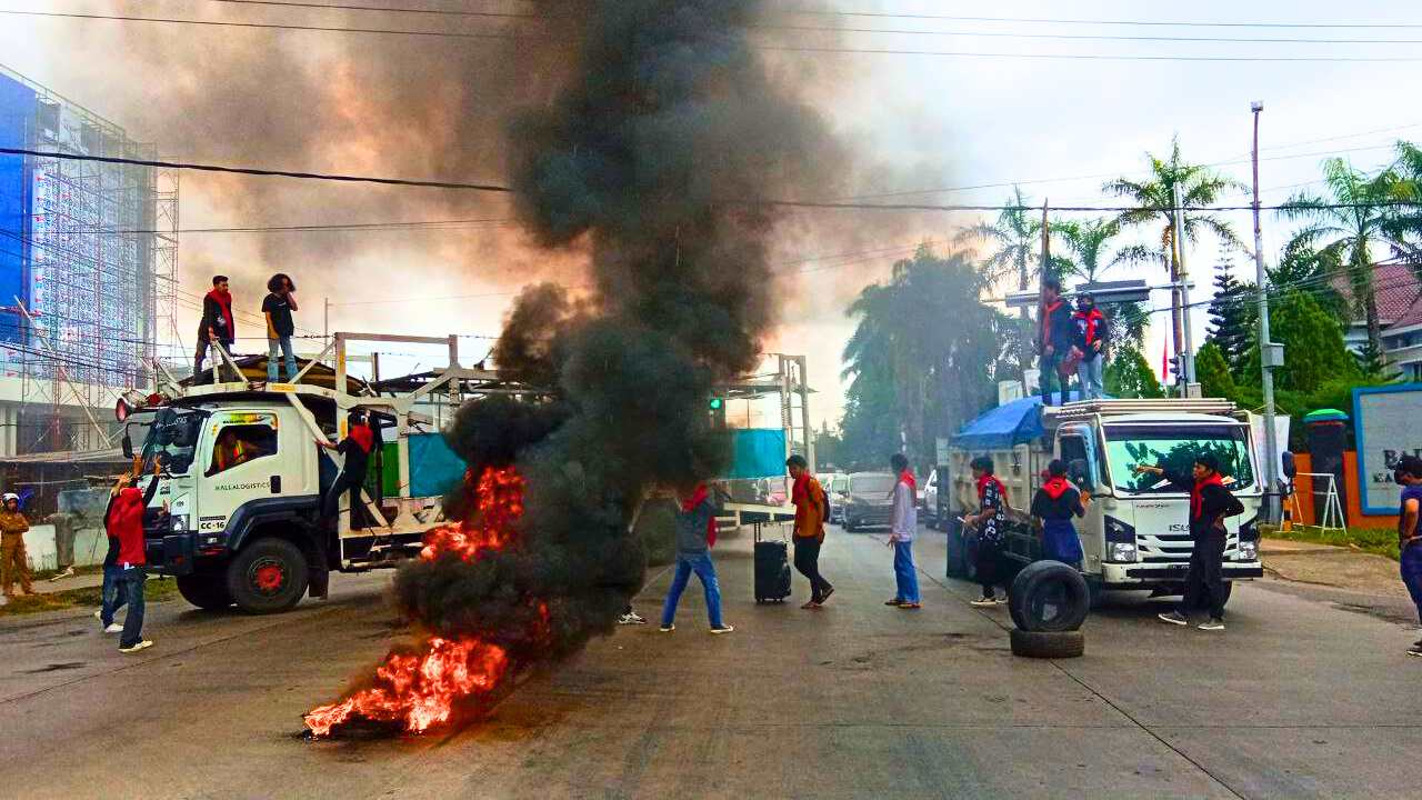Sandera 3 Mobil di Jalan, Massa Aksi Sebut Pangkep Darurat Korupsi 3 Sandra 3 Mobil di Jalan, Massa Aksi Sebut Pangkep Darurat Korupsi