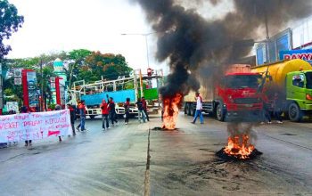 Sandera 3 Mobil di Jalan, Massa Aksi Sebut Pangkep Darurat Korupsi 12 Sandera 3 Mobil di Jalan, Massa Aksi Sebut Pangkep Darurat Korupsi