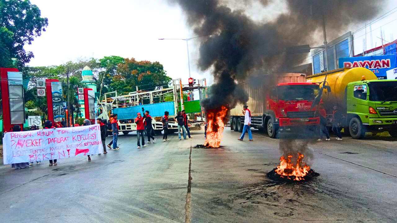 Sandera 3 Mobil di Jalan, Massa Aksi Sebut Pangkep Darurat Korupsi 