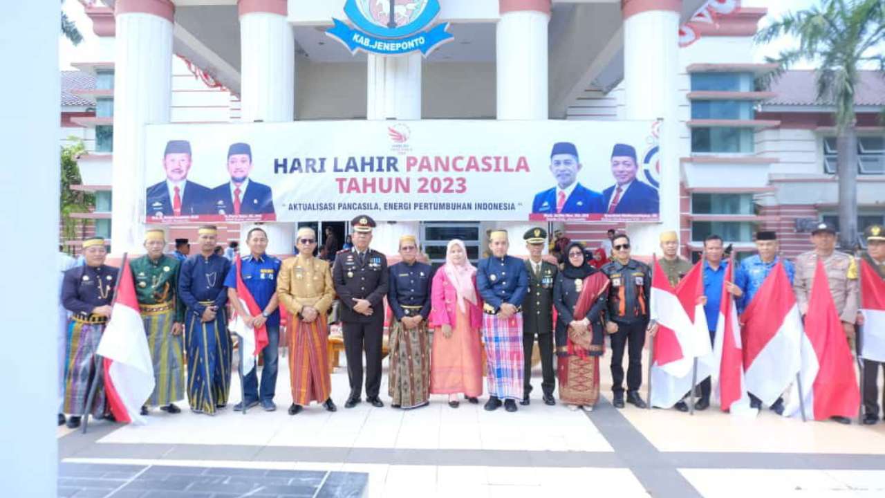 Berpakaian Adat, Paris Yasir Jadi Irup Peringatan Hari Lahir Pancasila 2 Berpakaian Adat, Paris Yasir Jadi Irup Peringatan Hari Lahir Pancasila