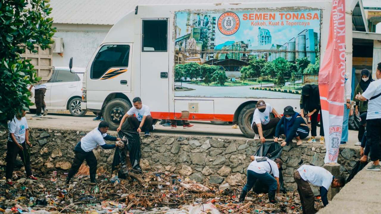 Jaga Kelestarian Lingkungan, Semen Tonasa Gandeng Forkopimda Bersih-Bersih Pantai