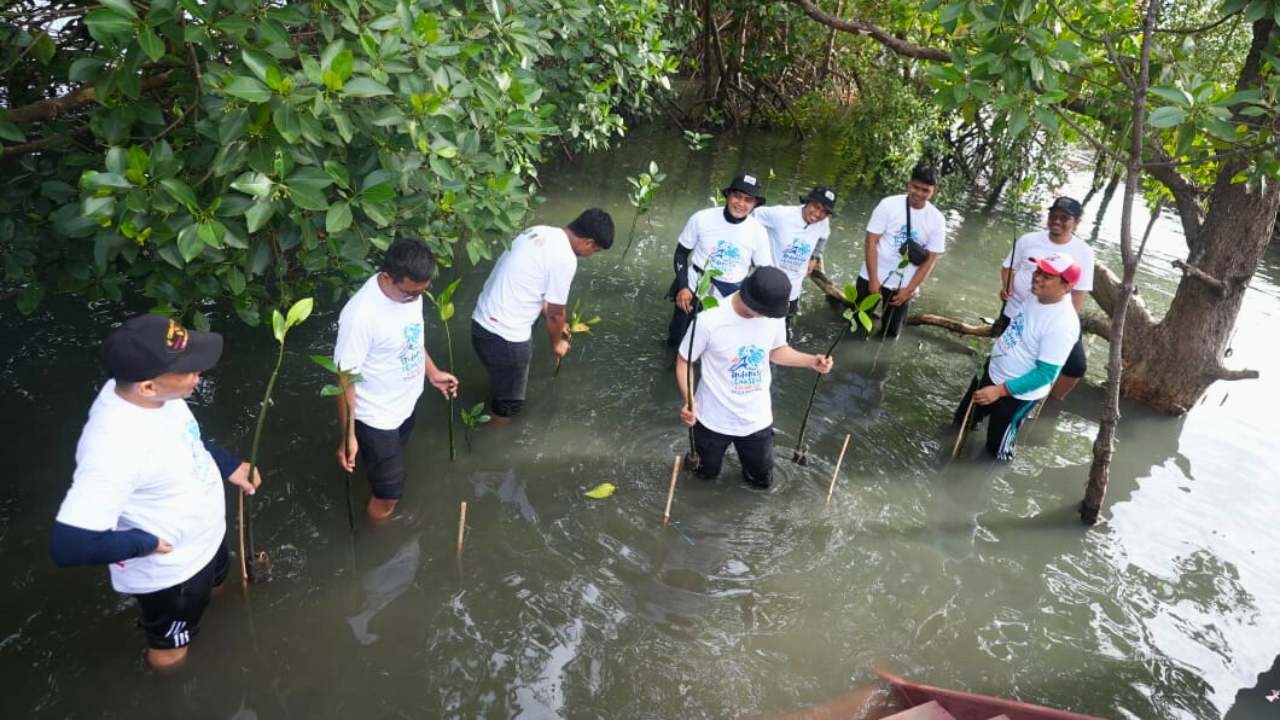 Jaga Kelestarian Lingkungan, Semen Tonasa Gandeng Forkopimda Bersih-Bersih Pantai 2 Jaga Kelestarian Lingkungan, Semen Tonasa Gandeng Forkopimda Bersih-Bersih Pantai