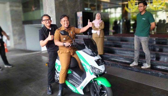 Kadiskop UKM Makassar Jajal Motor Listrik