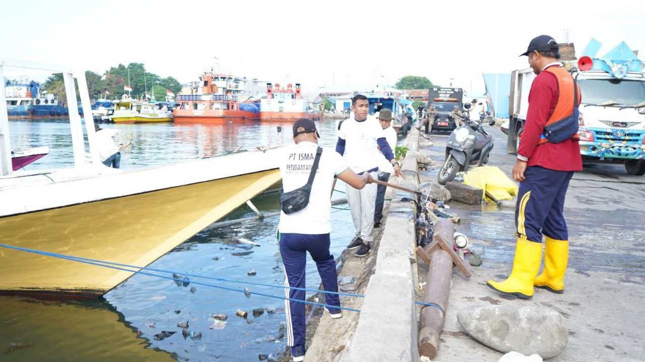 Coastal Clean Up, Pelindo Group Gelar Aksi Bersih Pantai Paotere Makassar