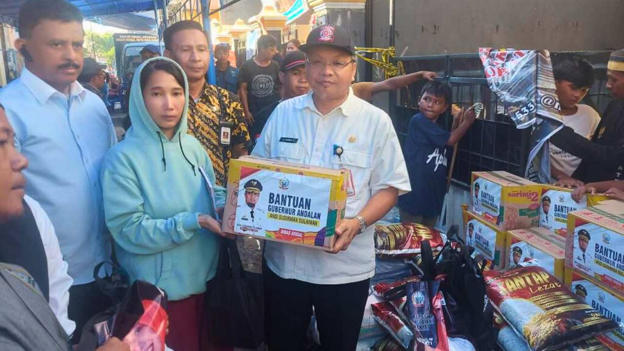 Gubernur Sulsel Kerahkan Dinsos-BPBD Penyaluran Bantuan Logistik Korban Kebakaran di Jl. Andi Djemma Makassar 2 Gubernur Sulsel Kerahkan Dinsos-BPBD Penyaluran Bantuan Logistik Korban Kebakaran di Jl. Andi Djemma Makassar