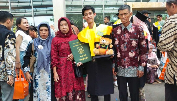 Teliti Politik Arung, Anak Petani Asal Sulsel Berhasil Raih Sarjana Ilmu Politik