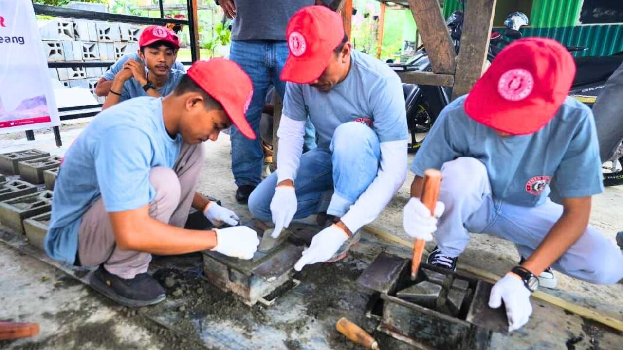 Gerakkan Perekonomian, Semen Tonasa Bekali BUMDes Pembuatan Paving Block dan Roster