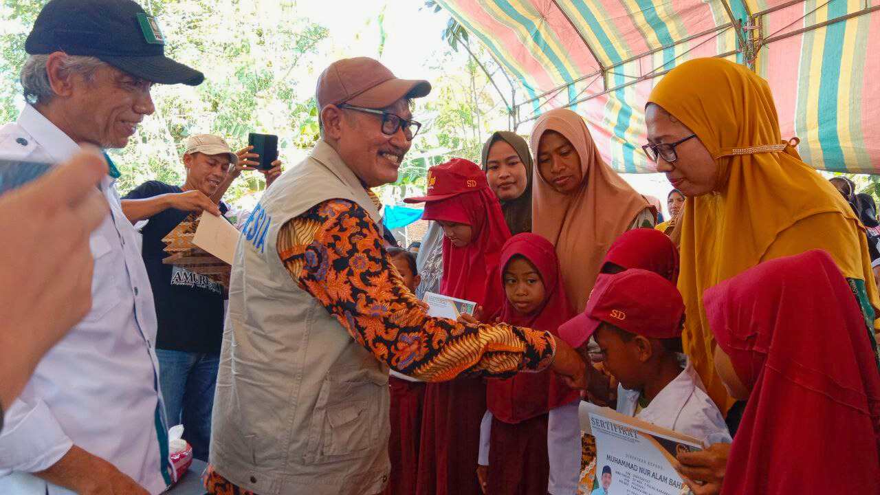 Amure Serahkan Beasiswa PIP kepada 182 Siswa SD di Pulau Karanrang Pangkep