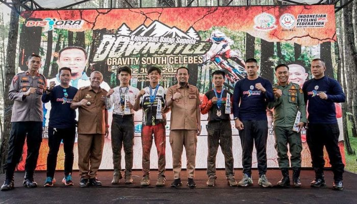 Kejuaraan Balap Sepeda Downhill Gravity South Celebes, Gubernur Andi Sudirman Serahkan Hadiah Utama Rp25 Juta