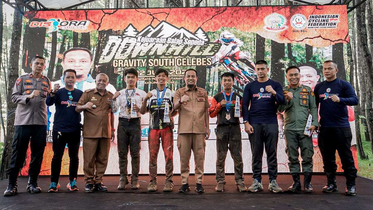 Kejuaraan Balap Sepeda Downhill Gravity South Celebes, Gubernur Andi Sudirman Serahkan Hadiah Utama Rp25 Juta