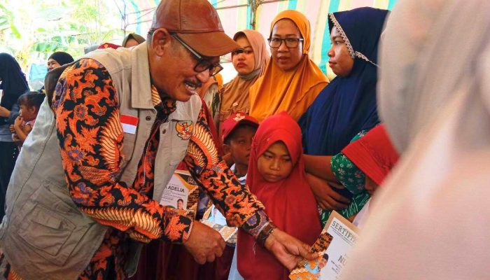 Amure Serahkan Beasiswa PIP kepada 182 Siswa SD di Pulau Karanrang Pangkep