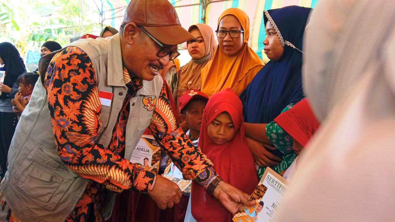 Amure Serahkan Beasiswa PIP kepada 182 Siswa SD di Pulau Karanrang Pangkep