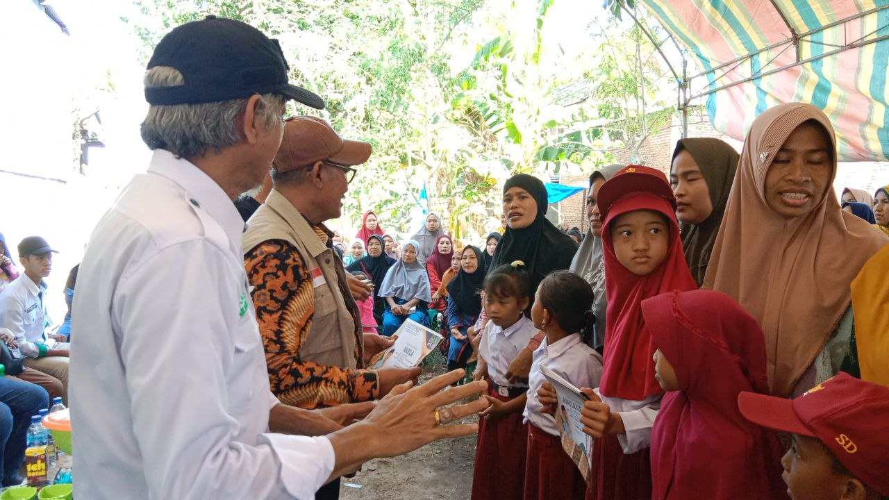 Amure Serahkan Beasiswa PIP kepada 182 Siswa SD di Pulau Karanrang Pangkep