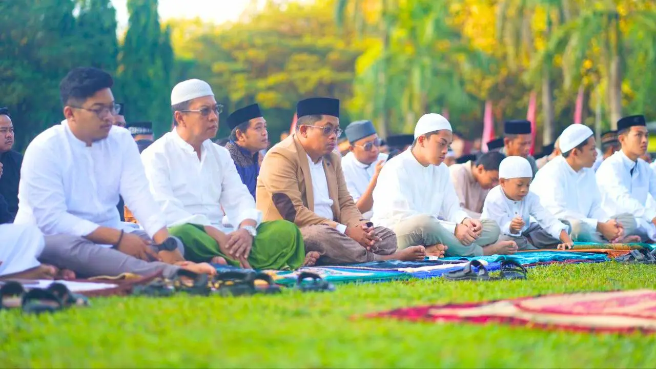Ratusan Jemaah Salat Idul Adha Padati Pelataran Kantor Pusat Semen Tonasa