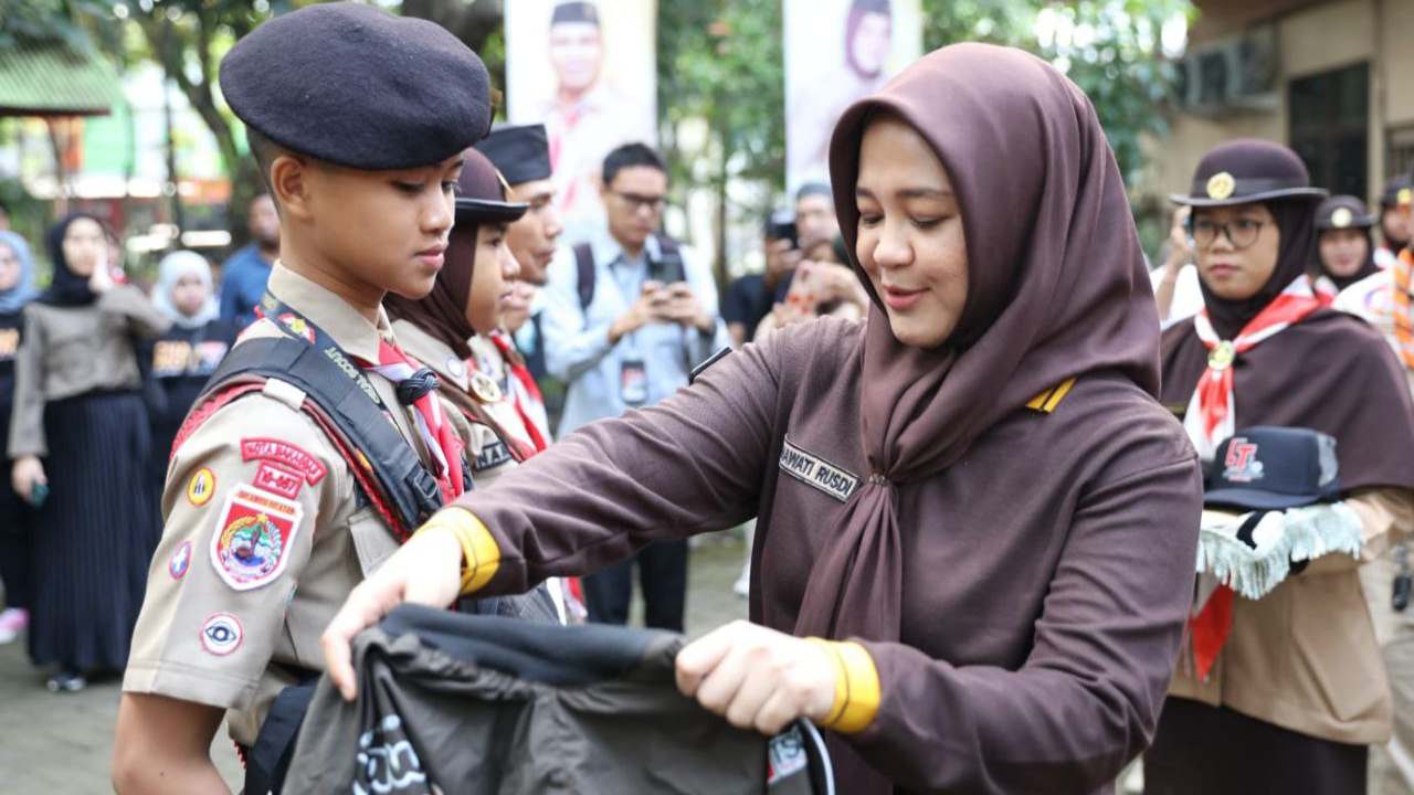 Lepas Tim Pramuka Makassar Wakili Sulsel, Fatmawati Rusdi Target Juara