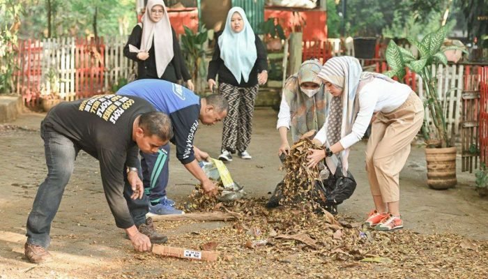 Peringati Hari Lingkungan Hidup: Indira Mulyasari Pimpin Pegawai PDAM Makassar Bersihkan Pinggiran Saluran Air