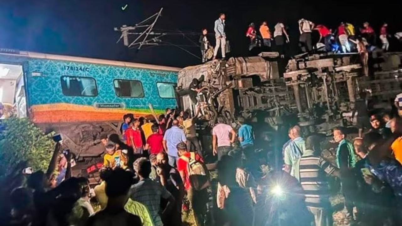 Ratusan Penumpang Tewas, Ribuan Lainnya Cidera Akibat 2 Kereta Api Tergelincir