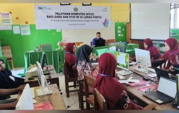 PLN Dorong Cerdaskan Bangsa Melalui Bantuan Komputer, Printer dan Fasilitas Internet ke Sekolah di Palopo