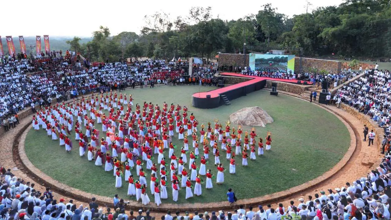 250 Penari Kolosal Binaan Disdik Makassar Warnai Pembukaan YCC Apeksi di Colloseum Tokka Tena Rata