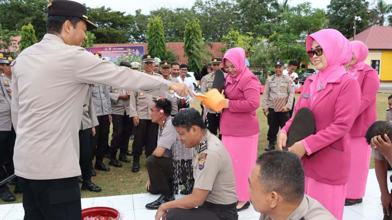 Pimpin Upacara Kenaikan Pangkat 10 Orang Anggotanya, Begini Pesan Kapolres Jeneponto