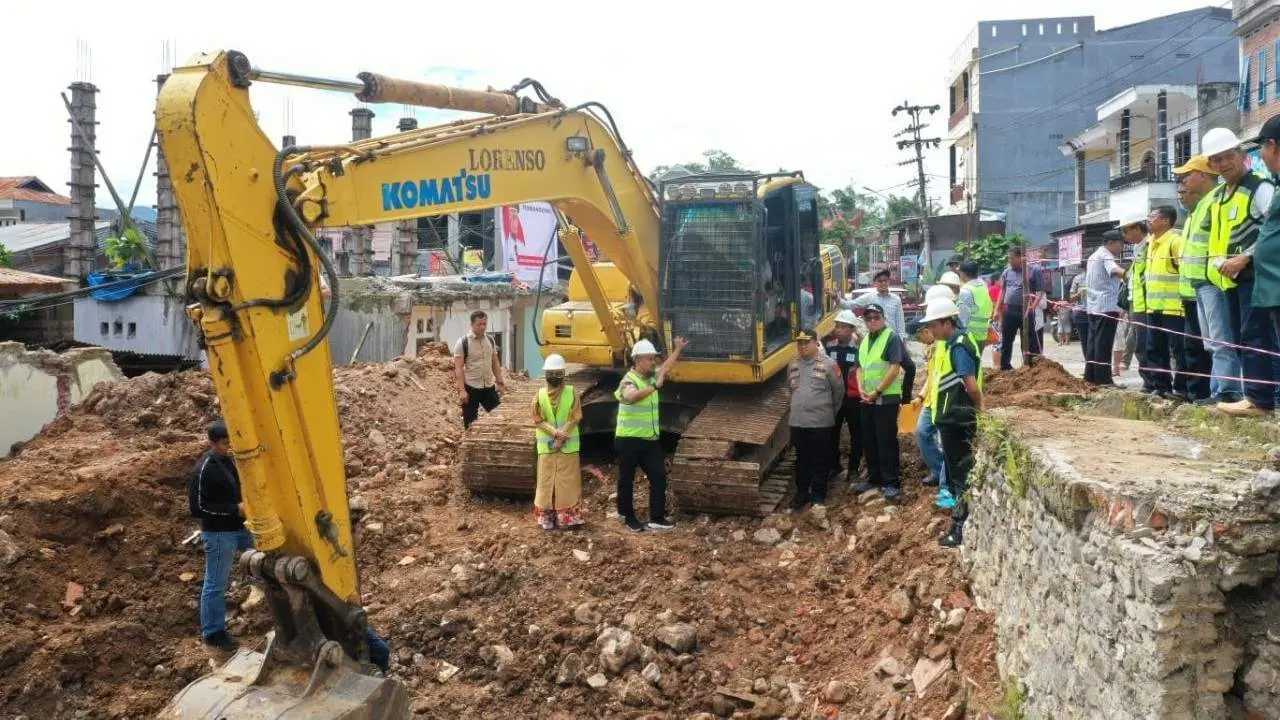 Gubernur Andi Sudirman Tinjau Pembangunan Jembatan Sungai Malango di Torut 2 Gubernur Andi Sudirman Tinjau Pembangunan Jembatan Sungai Malango di Torut
