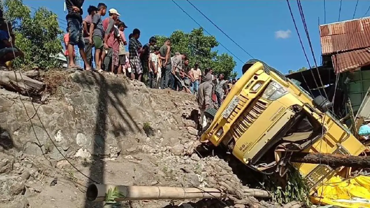 Truk Pengangkut Gula Pasir Asal Bantaeng Menimpa Rumah Warga di Camba Borong Jeneponto 3 Truk Pengangkut Gula Pasir Asal Bantaeng Menimpa Rumah Warga di Camba Borong Jeneponto